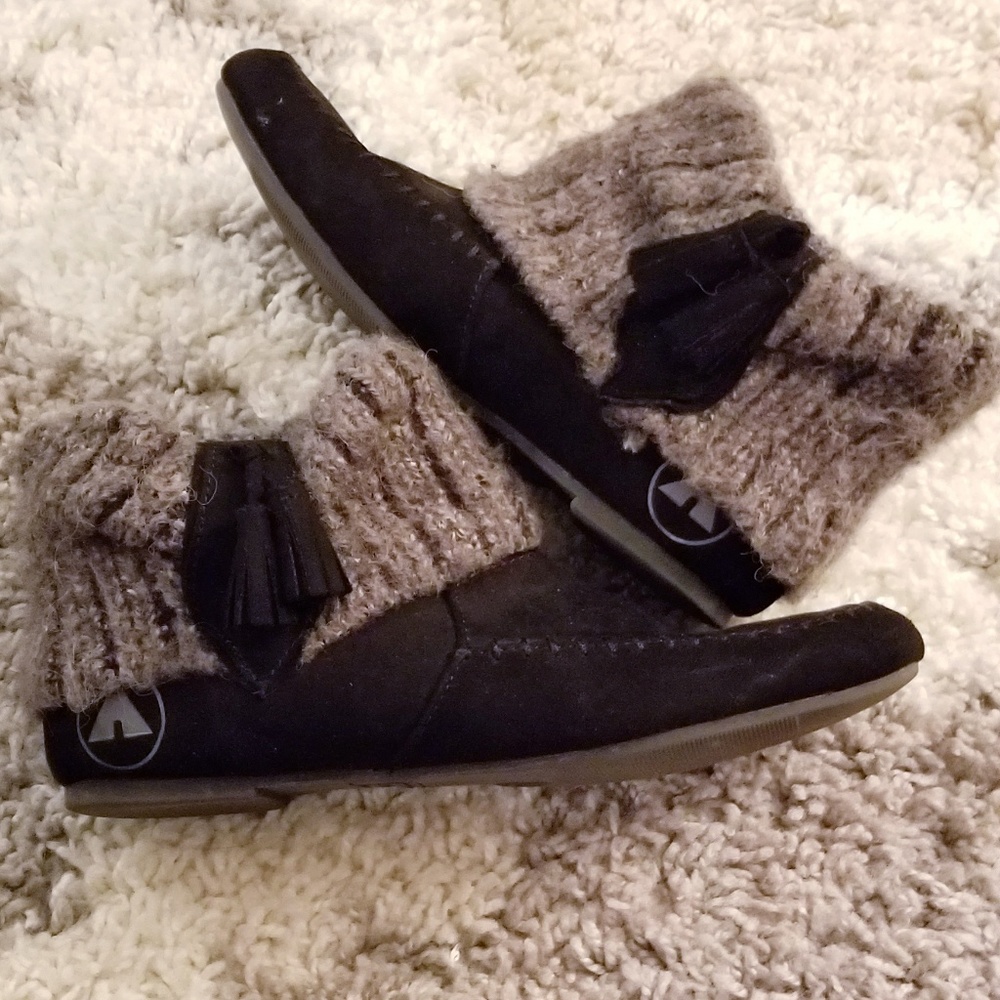 Airwalk cocoon sweater ankle booties (size 5)